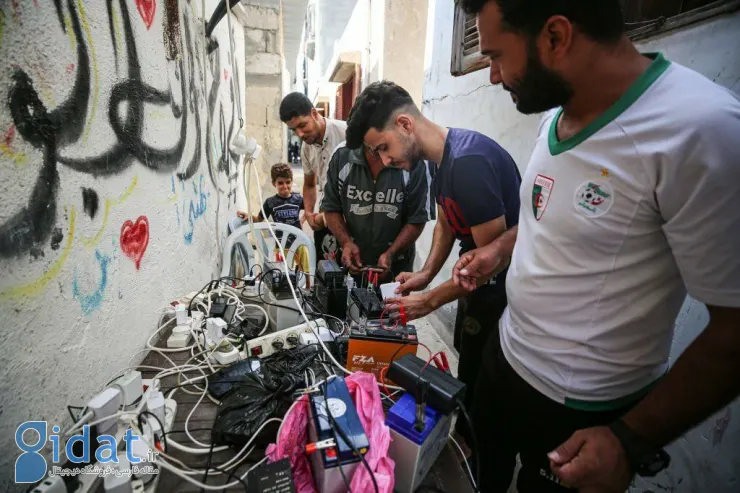صف شارژ موبایل در نوار غزه