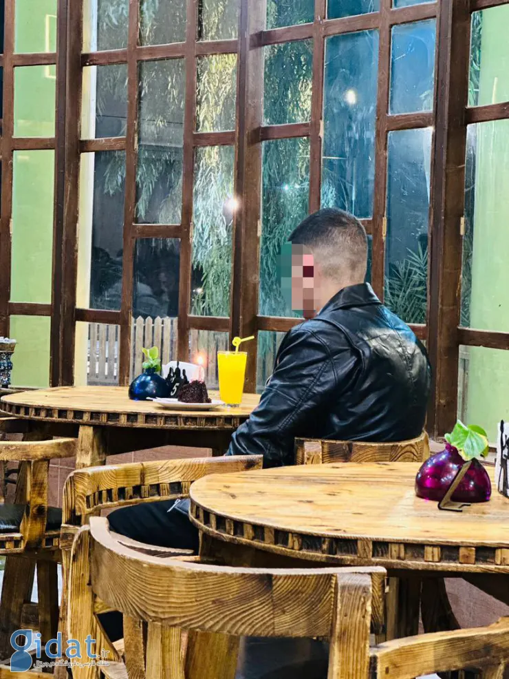 عکس عجیب پسر ایرانی در کافه که نماد تنهایی است