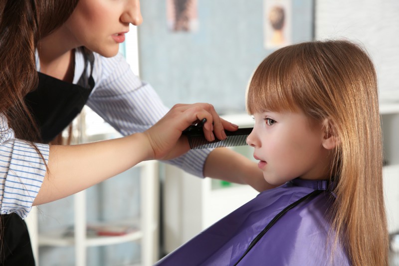 تجربه جالب کوتاهی مو دختر بچه با ماشین در آرایشگاه