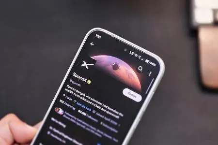ایلان ماسک در حال ساخت یک گوشی اختصاصی با پشتیبانی از اینترنت ماهواره‌ای است