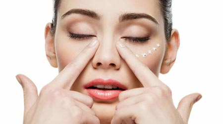راهنمای کامل کرم ضدچروک دور چشم برای سنین مختلف