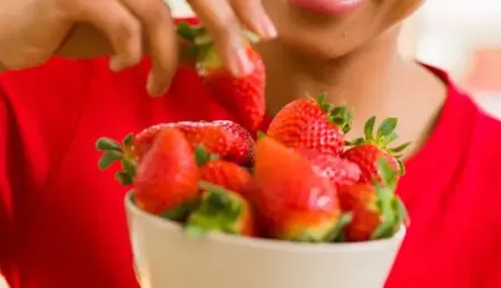 معایب خوردن توت فرنگی در دوران بارداری