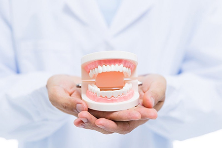 تمیز کردن دندانهای مصنوعی و نحوه مراقبت از آنها