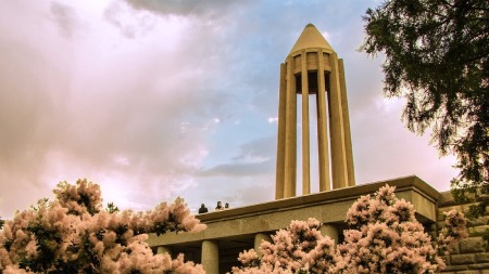 آرامگاه بوعلی سینا پزشک و فیلسوف مشهور ایرانی