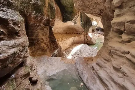 دره شوتاریکو را کشف کنید: غاری تاریک و آب‌های زلال