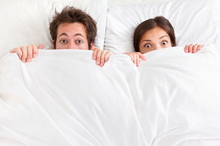 آیا خوابیدن کنار همسر در دوران عقد صحیح است؟