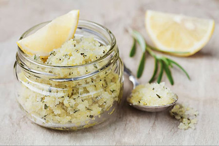 نرم و لطیف شدن پوست با کمک اسکراب شکر و نمک