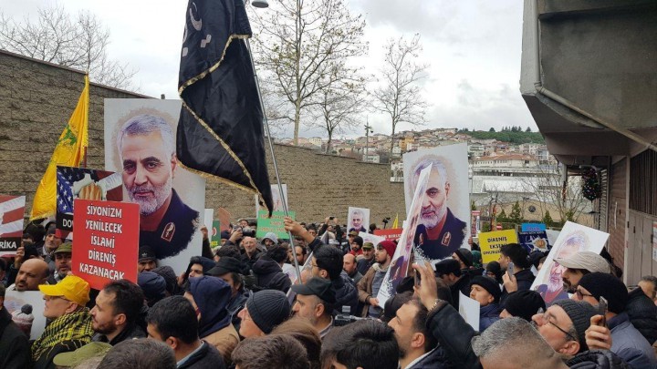 تظاهرات مردم ترکیه در واکنش به ترور سردار سلیمانی مقابل کنسولگری آمریکا در استانبول تصاویر