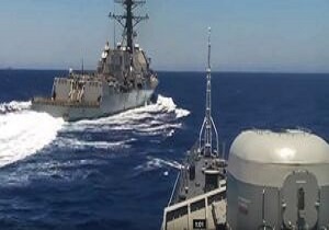 نزدیک شدن تهاجمی کشتی جنگی روسی به ناوشکن آمریکایی در دریای عمان فیلم