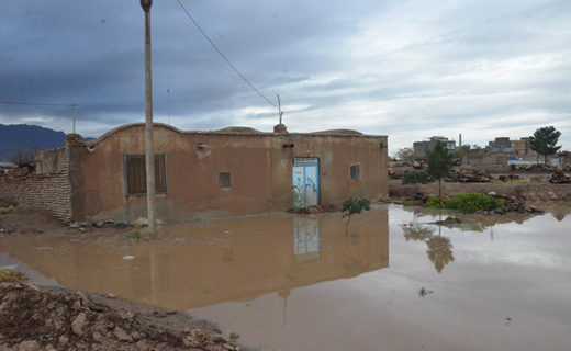 روستای قلعه گنج در محاصره سیلاب