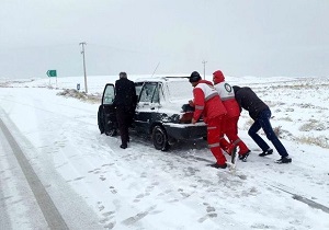 نجات ۵۰ خودرو گرفتار در گردنه الماس از برف و کولاک