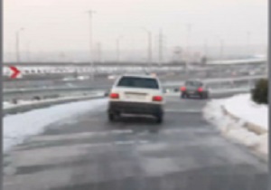 تردد دشوار خودروها به علت لغزندگی در بزرگراه حکیم فیلم