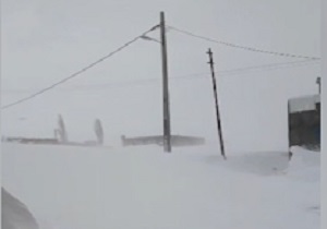 مسدود شدن راه های روستایی چاراویماق در اثر برف و کولاک فیلم