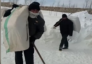 دشواری در تهیه مایحتاج اولیه توسط مردم روستاهای بستان آباد فیلم