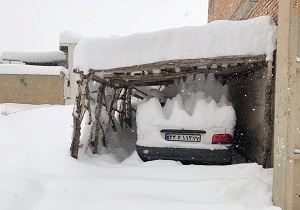 مدفون شدن خودروها در برف سنگین پیرانشهر فیلم