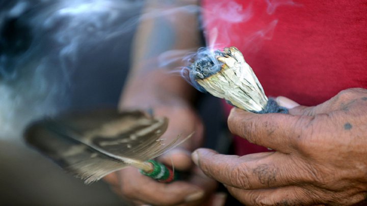 ضد عفونی کردن هوای خانه با سوزاندن گیاه باستانی مریم گلی