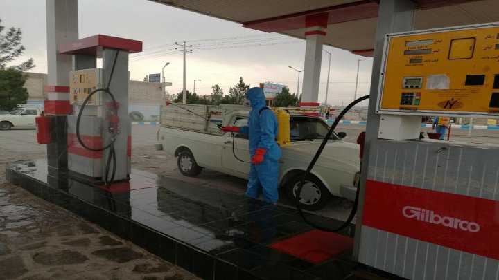 ضدعفونی مکان های عمومی شهر «حاجی آباد» توسط نیروهای جهادی تصاویر