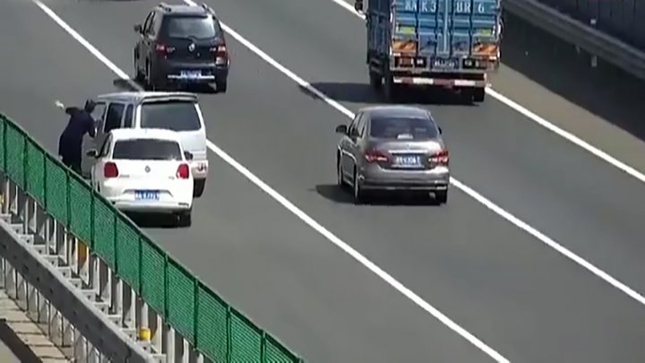 حوادثی که راننده زن با توقف بی جا در لاین سرعت رقم زد فیلم