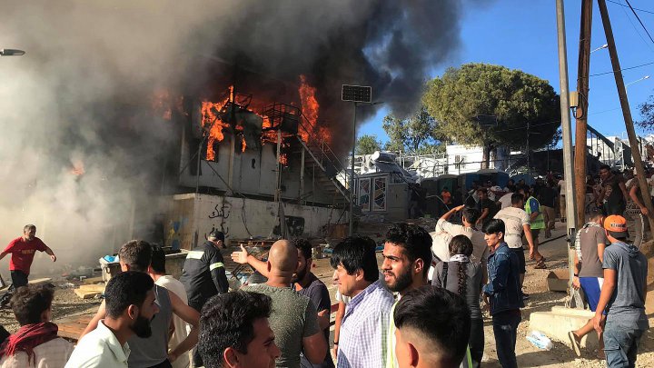 شورش و آتش سوزی گسترده در اردوگاه مهاجران در یونان