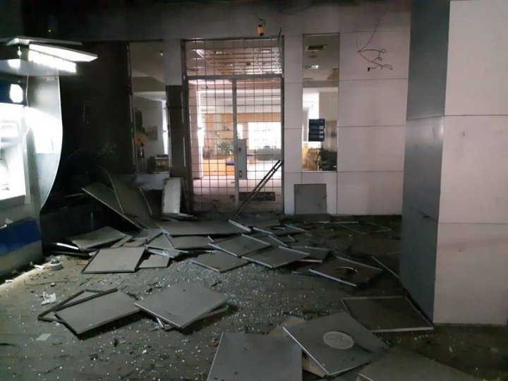 انفجار بمب دست ساز در مقابل شعبه بانکی در جنوب لبنان تصاویر