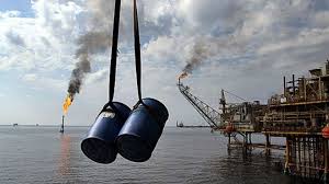 میانگین تقاضای جهانی نفت به زیر ۱۰۰ میلیون بشکه می رسد