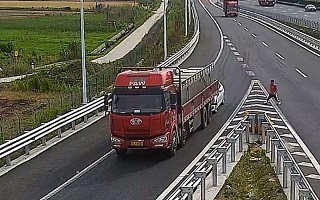 اقدام وحشتناک راننده کامیون در اتوبان