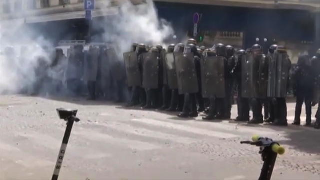 جنگ پلیس فرانسه با کارکنان معترض بیمارستان ها فیلم