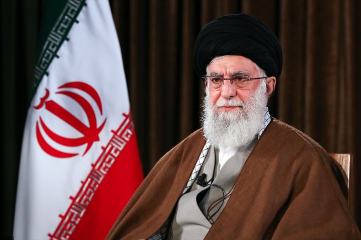 تصویری از ماسک زدن رهبر انقلاب در جلسات کاری