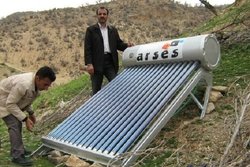 نصب آبگرمکن های خورشیدی در روستاهای استان زنجان ادامه دارد