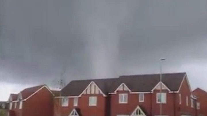 گردباد وحشتناک، روستایی در انگلیس را ویران کرد فیلم