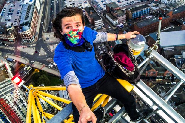 سلفی خطرناک نوجوان بی باک در ارتفاع ۱۵۵ متری
