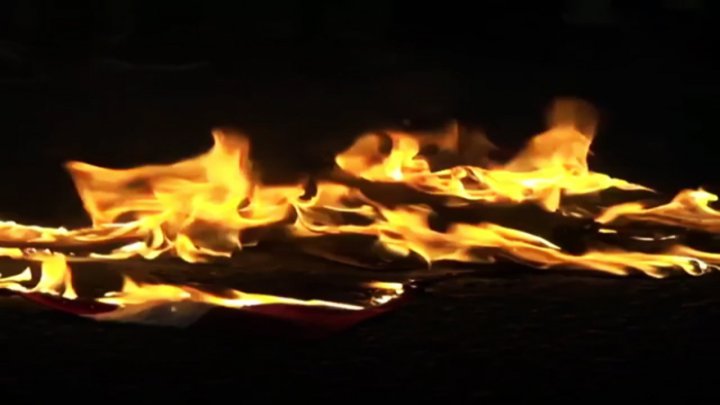 به آتش کشیدن پرچم آمریکا توسط معترضان در پورتلند فیلم
