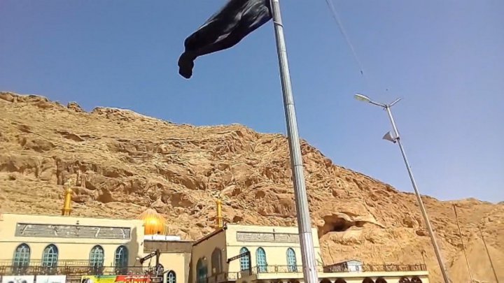 نصب پرچم مشکی در حرم مطهر شهدای گمنام شاهرود فیلم