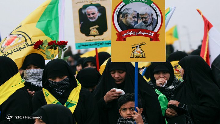 تصاویر شهید سلیمانی در دست عزاداران حرم امام حسین(ع) فیلم