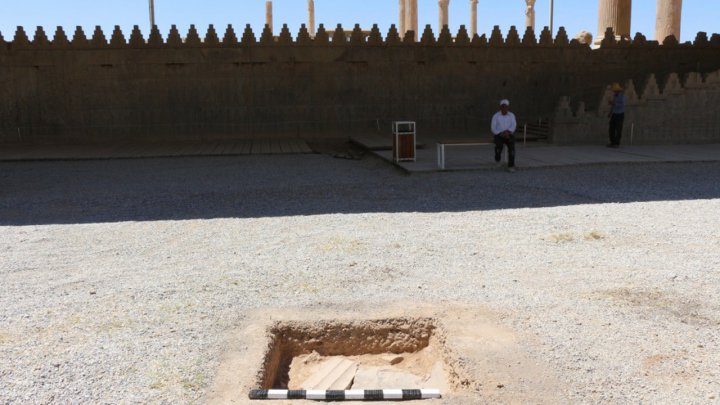 شناسایی و بازگشایی دریچه هخامنشی حیاط شرقی کاخ آپادانا کاوش با هدف حفاظت و ساماندهی