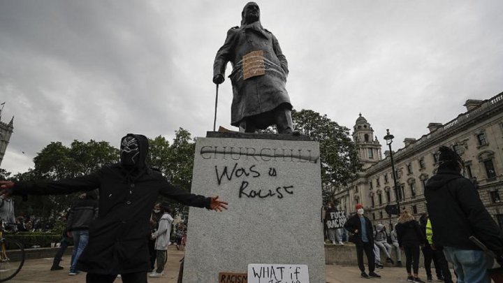 شعارنویسی بر روی مجسمه چرچیل در تظاهرات ضدنژادپرستی در لندن