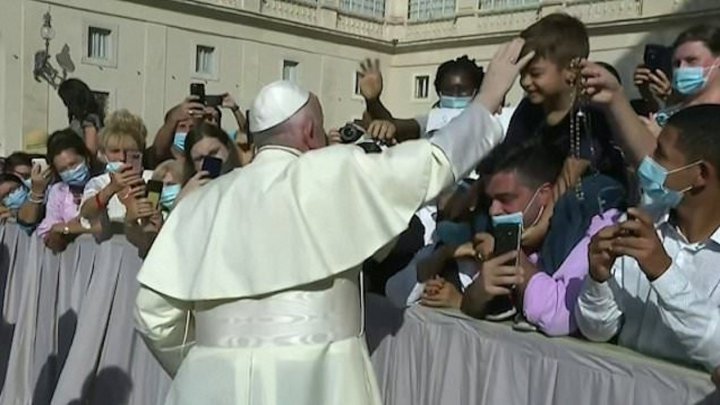 پاپ با برداشتن ماسک خود به سیم آخر زد