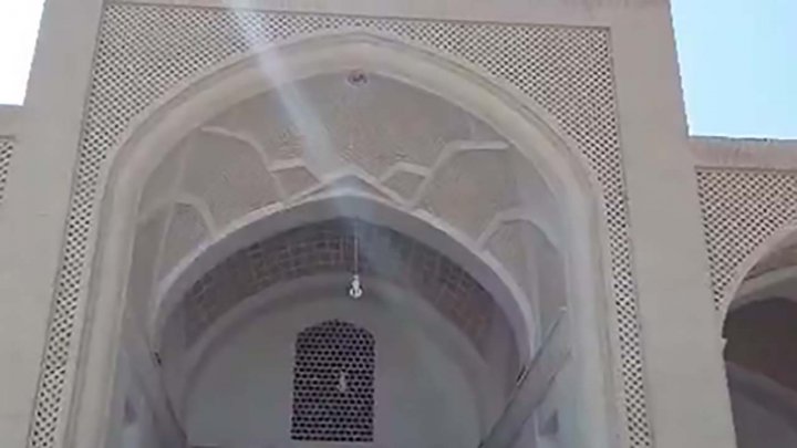 نمایی از بنای تاریخی مسجد بازار در آران و بیدگل فیلم