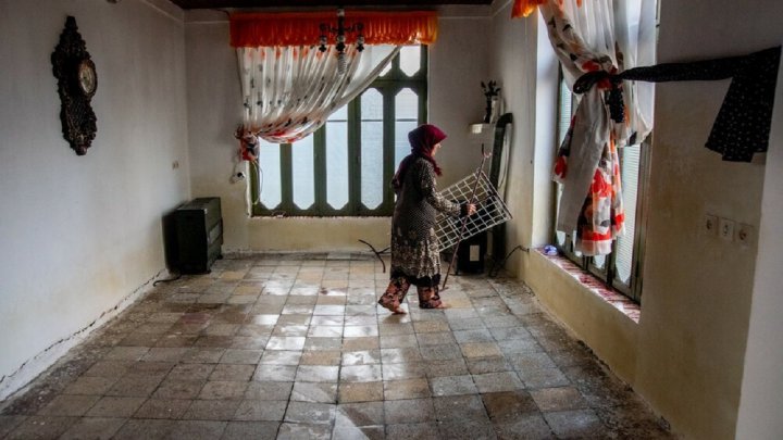 مادر بی سرپناه مسجدسلیمانی و اضطراب جمعه بارانی که دلش را چنگ می زند