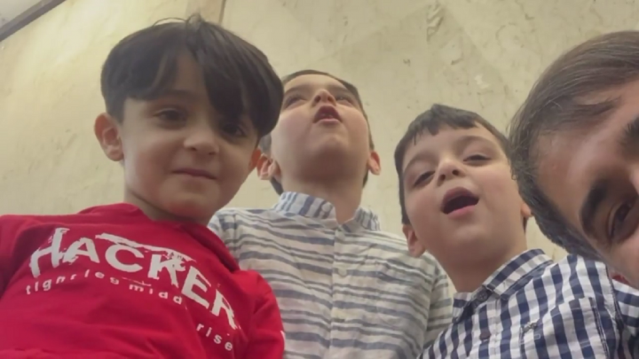 همخوانی شنیدنی سه کودک خردسال با همراهی محمد حسین پویانفر