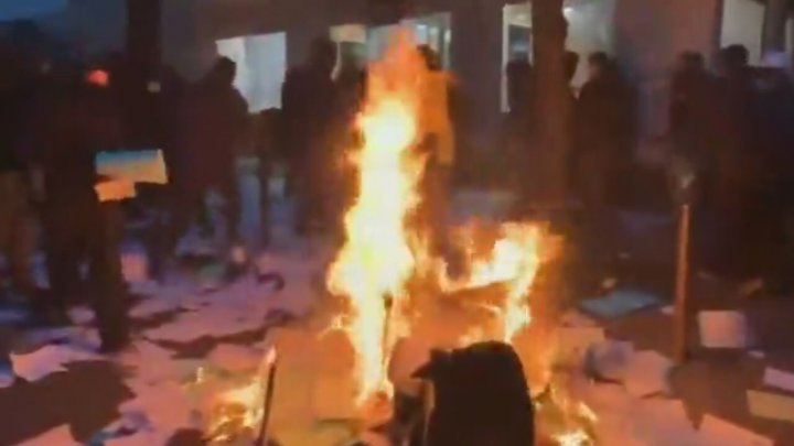 آتش زدن اسناد و مدارک بانک توسط معترضان فرانسوی فیلم