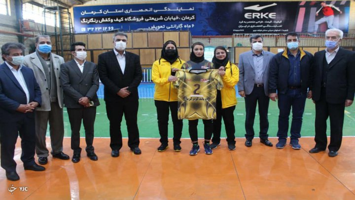 رونمایی از پیراهن تیم والیبال بانوان راه باند کویر کرمان