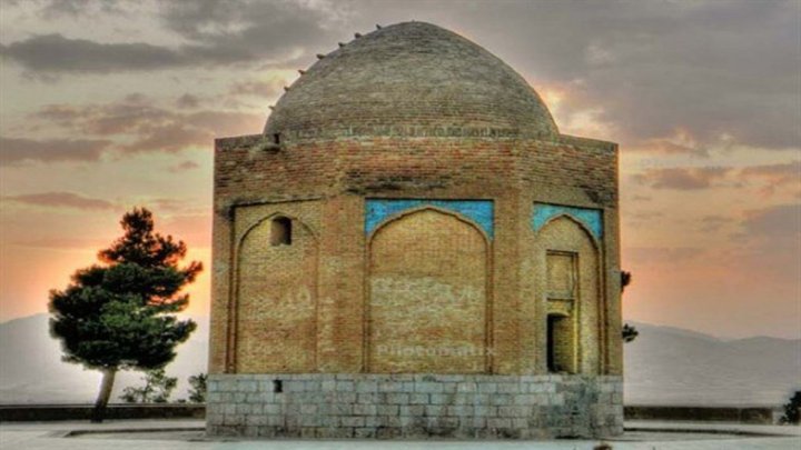 مرمت بنای تاریخی بقعه مالک در سنقر و کلیایی