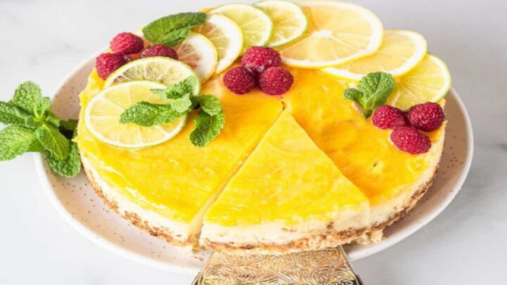 طرز تهیه چیزکیک لیمویی بدون ژلاتین با سس مخصوص؛ یک پیشنهاد بی نظیر