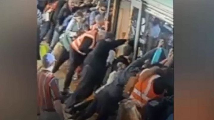 نجات عجیب مسافری که در فاصله قطار تا سکوی مترو گیر کرده بود فیلم