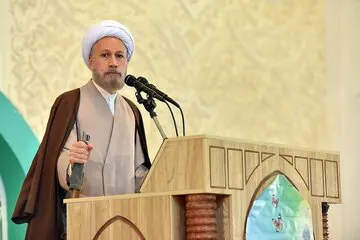 امام جمعه اصفهان: ورزشگاه رفتن زنان حیله دشمن است