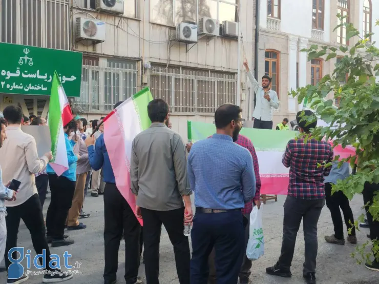 بنر معترضان خطاب به لاریجانی در یک تجمع