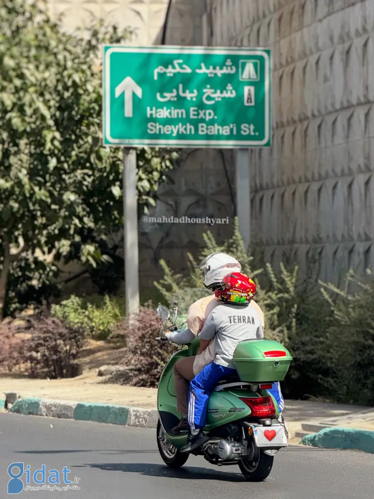عکسی خنده‌دار از یک مادر و پسر در بزرگراه