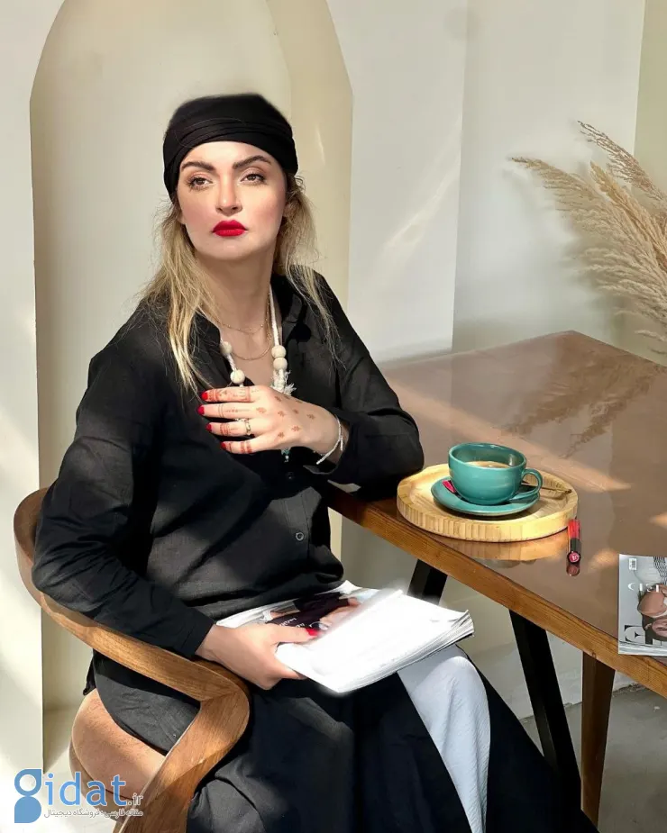 عکس هنری بیتا از سریال صدای باران در یک کافه