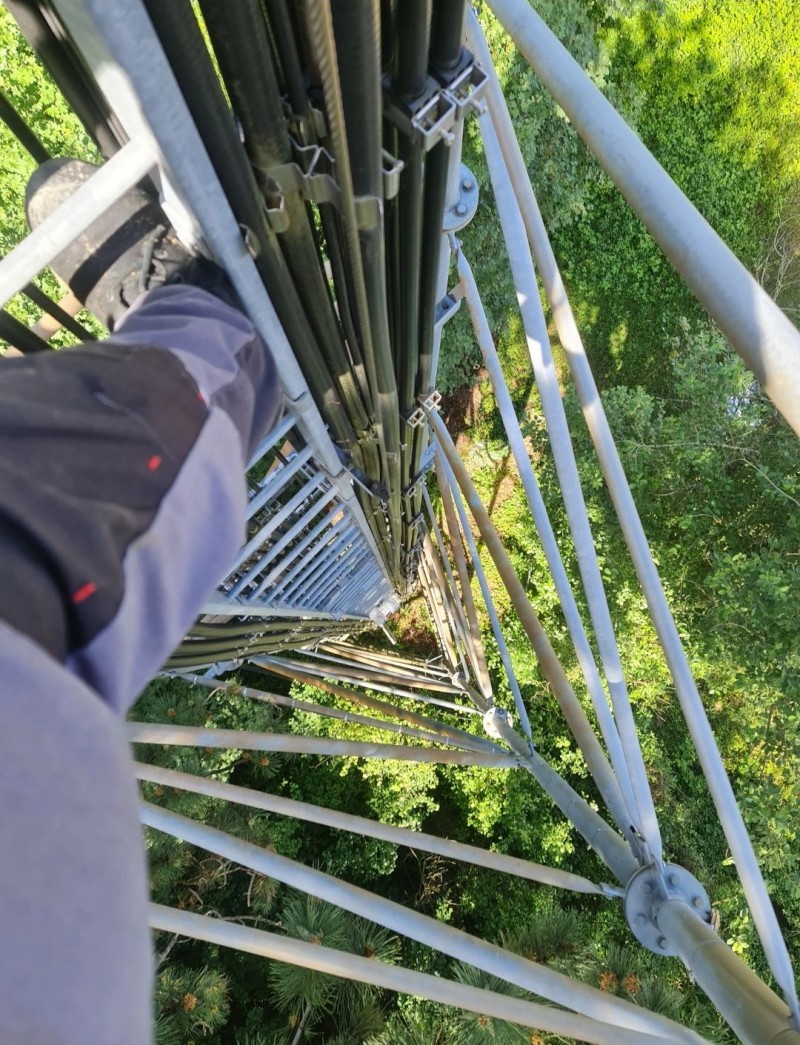 راز پشت آنتن‌دهی پایدار: دکل‌های مخابراتی چگونه اینترنت شما را نجات می‌دهند؟